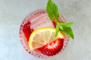 1434642164-syn-cos-1434591658-delish-spiked-strawberry-lemonade