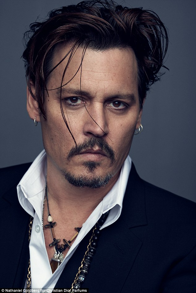 295239FF00000578-3109046-Johnny_Depp_has_ditched_the_braids_and_bandanna_as_he_s_unveiled-a-10_1433327370704