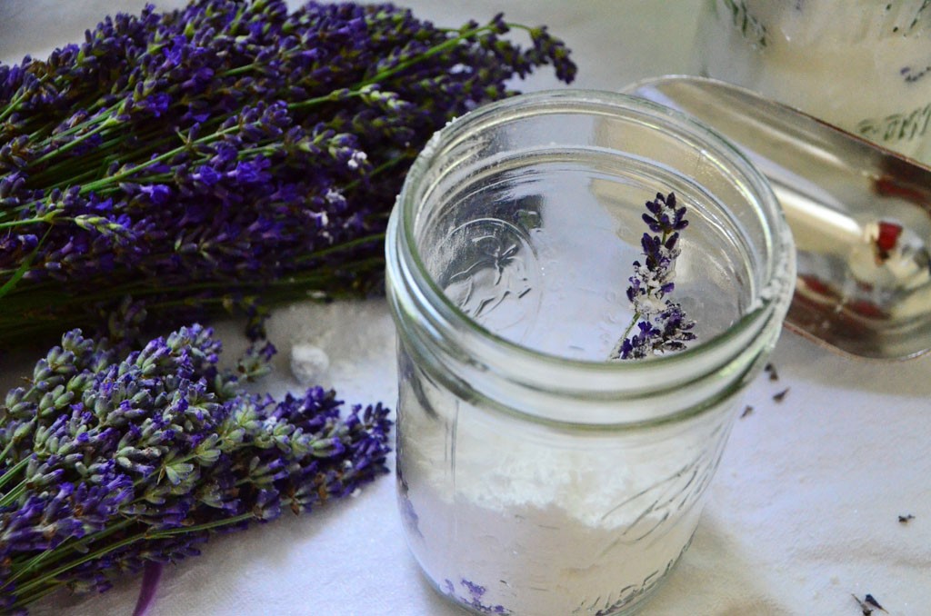 Lavender-powdered-sugar-with-bunches-Maureen-Abood