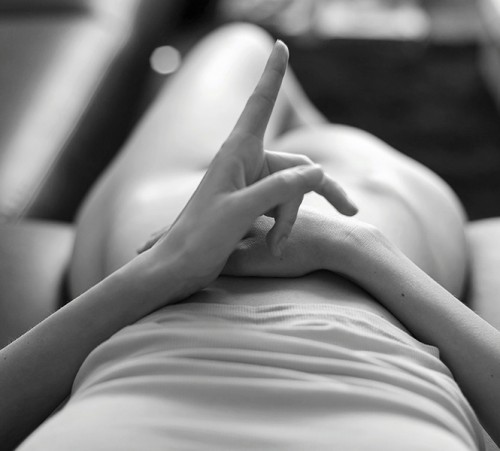 mujer-semidesnuda-y-manos