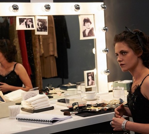 holding-kristen-stewart-chanel