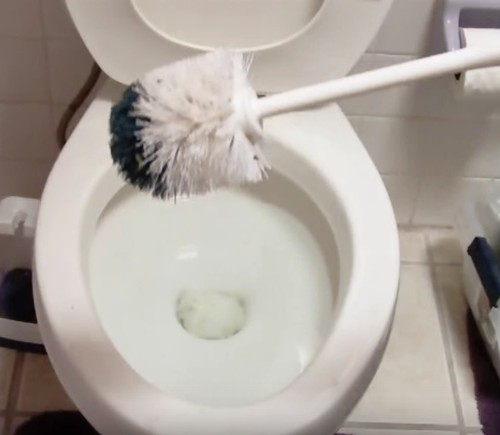 stíflað klósett