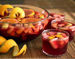 Hella Pinasol Sangria í skál, epla-og appelsínusneiðar – kalla á mannskapinn og hrópa skál!