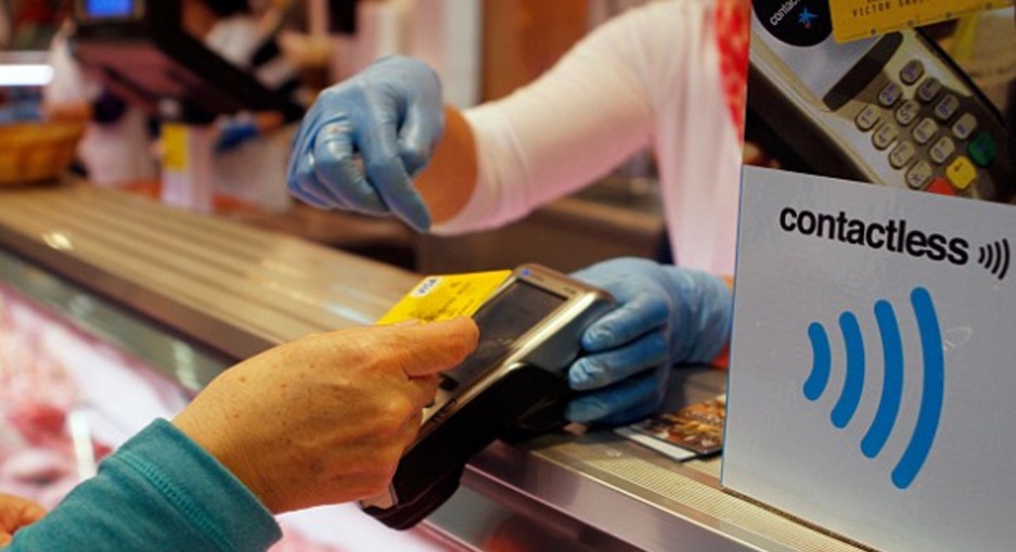 Ef þú biður um snertilaust kort eru ekki allar bankar sem bjóða upp á það. Barclaycard mun t.d. ekki taka kortið í notkun
