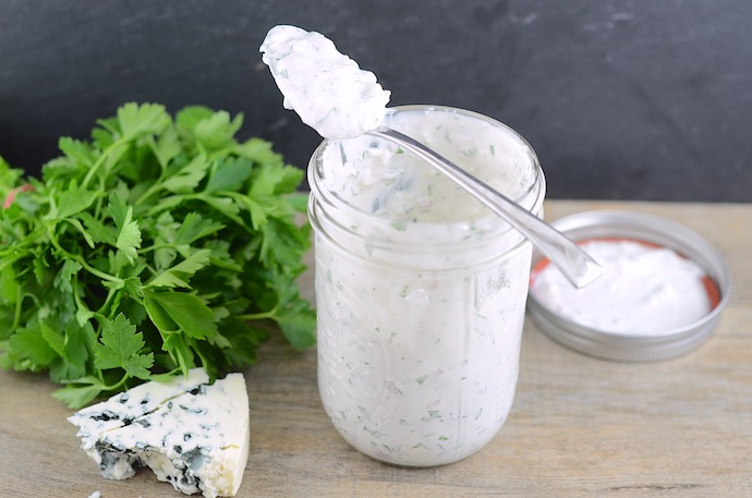 Blue-Cheese-Dressing-with-yogurt-3