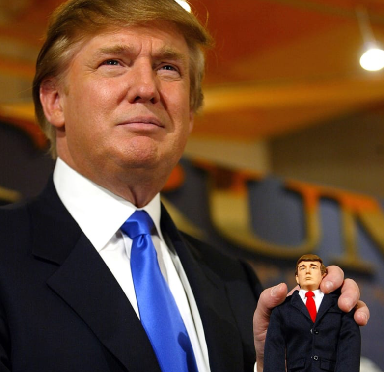 Donald og „litli Trump" (sennilega með stærri hendur en í raun og veru) 