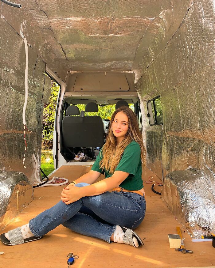 Girl-turns-an-old-van-into-her-home-and-travels-the-world-with-her-dog-61f8e92532b89__700